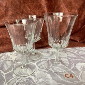Lot de deux verres à vin un verre à eau ver.c4