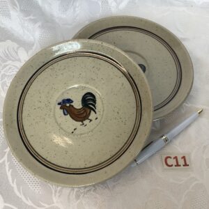 Lot de deux assiettes en grès motif coQ Cui.c11