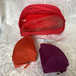 Trousse de toilette rouge avec deux sous-trousses mai.c3