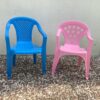 Chaises en plastique rose et bleue