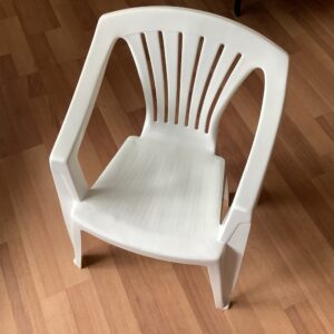Petite chaise plastique enfant blanche
