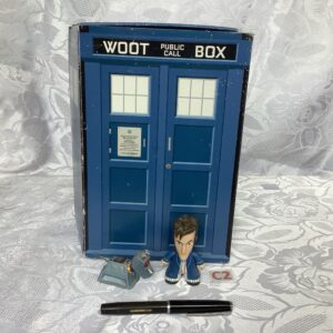Figurines dr who et une boîte carton JOU.c2