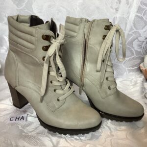 Paire de bottines grises claires taille 37 en similicuir CHA.