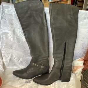 Paire de longues bottes grises foncées taille 37 en similicuir CHA.