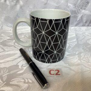 Mug motif géométrique noir et blanc dej.c2