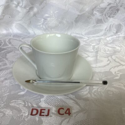 Grande tasse en porcelaine blanche et sa soucoupe dej.c4
