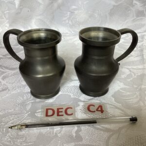 Lot de deux petits vases en étain dec.c4