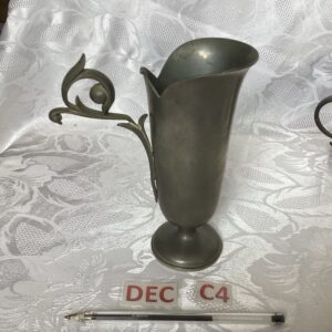Vase verseur en étain dec.c4