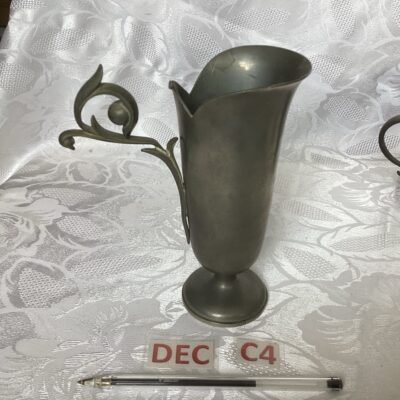 Vase verseur en étain dec.c4