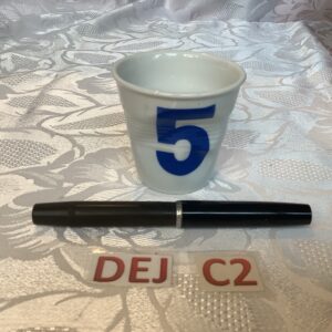 Petite tasse style froissée numéro 5 bleue et blanche dej.c2