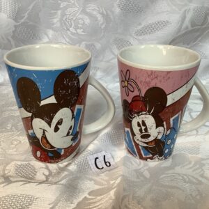 Lot de deux grandes tasses/mugs Minnie/Mickey dej.c6