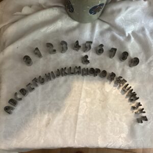 Lot d’emporte pièces alphabet à louer pour décor gâteau anniversaire