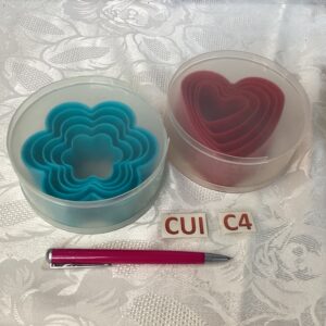 Lot d’emporte pièces cœur et fleur bleu et rose Cui.c4