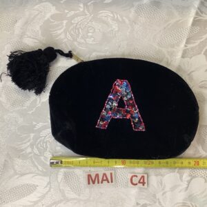 Pochette noire avec un A mai.c4
