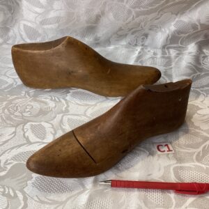 Lot de deux embauchoirs anciens dec.c1