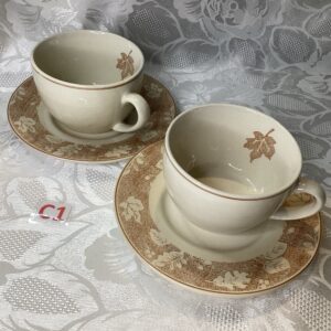 Lot de deux tasses avec soucoupes motif feuille érable dej.c1