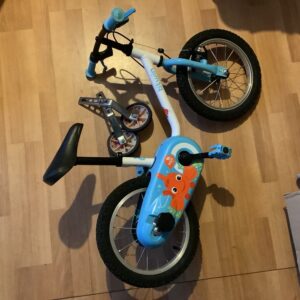 Velo enfant Btwin bleu à roulettes