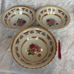 Un saladier porcelaine fleurs roses bord doré Cui.c1