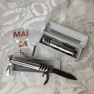 2 couteaux suisses Sogeric en métal mai.c4