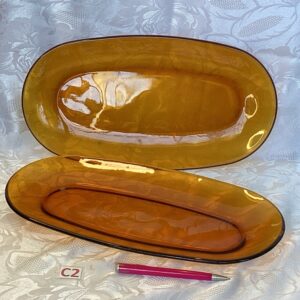 Un plat long marron de présentation Cui.c2