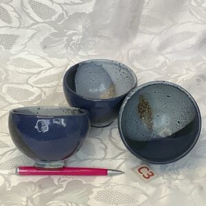 Lot de trois petits bols en grès émaillé gris bleu dej.c3