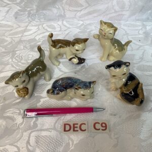 Lot de 5 chats en porcelaine dec.c9