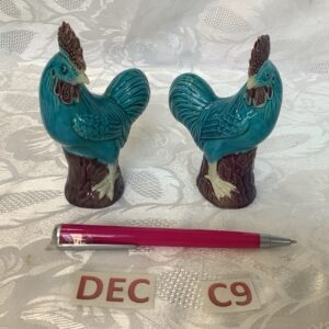 Lot de 2 coqs bleus en porcelaine dec.c9