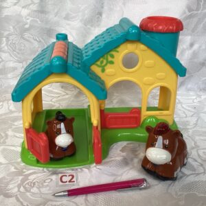 Écurie et ses deux chevaux JOU.c2