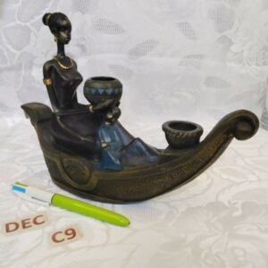 Statuette d'une femme sur un bateau avec un enfant dec.c9