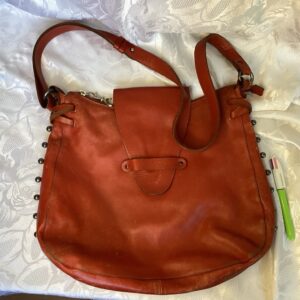 Sac rouge en cuir