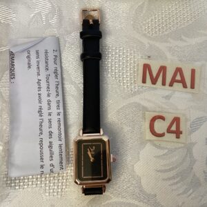 Montre neuve rectagulaire fond noir mai.c4