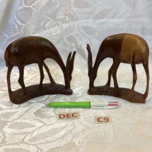 Lot de deux sculptures gazelles en bois dec.c9