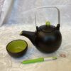 Théière noire intérieur vert craquelé et sa tasse dej.c5