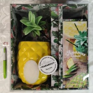 Coffret ananas cocktail avec un livre de recettes et un grand verre ananas
