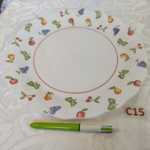Grand plat blanc avec motif fruits cui.c15