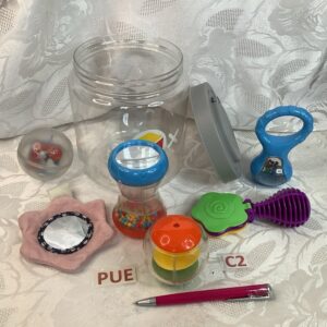 Lot de 6 petits jouets pour bébé avec boîte pue.c2