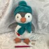 Peluche pingouin avec écharpe et bonnet jou.c3