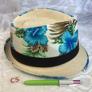 Chapeau de vacances motif fleurs bleues mai.c5
