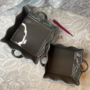 Lot de deux plats gris carrés avec anse et bord en vague Cui.c8
