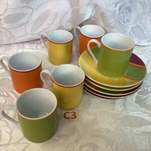 Lot de 6 tasses couleurs et 5 soucoupes dej.c3