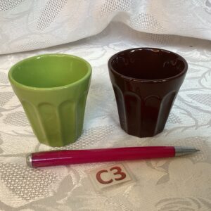 Lot de. 2 petits gobelets vert et marrons céramique dej.c3
