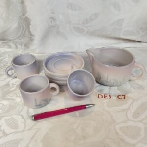 Lot service à thé/café de 3 tasses et sous-tasses + petit pichet à lait motif dégradé rose violet et maisons