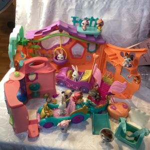 Lot de Maisons et voitures petshop JOU.