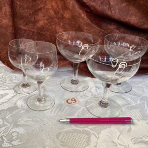Lot de trois coupes champagne un verre vin et deux verres à liqueur grave fleur ver.c9